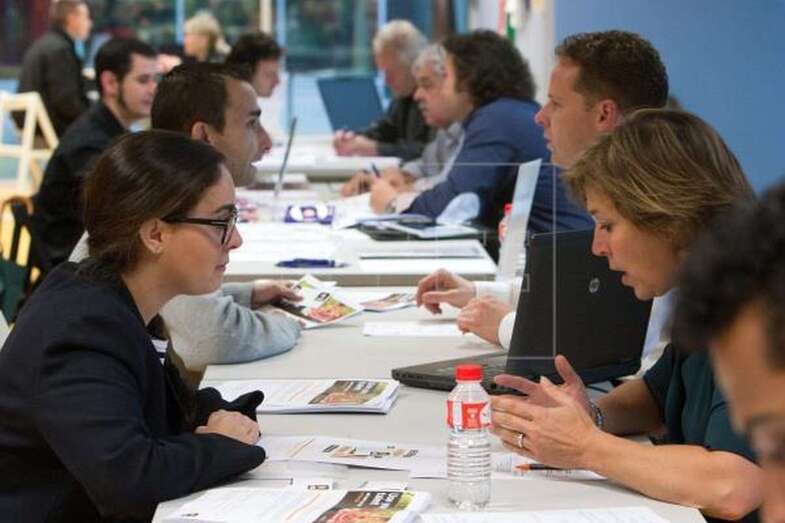 Universitarios participan en una feria de trabajo para buscar empleo, en una foto de archivo (Foto EFE / Alberto Aja)